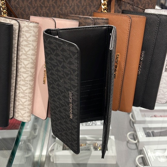 MICHAEL KORS JET SET TRV LARGE TRIFOLD BLACK - Picture 10 of 16